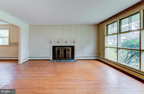 Living - 632 Wallace Dr, Wayne, PA 19087 photo 1 of 5