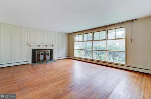 Living - 632 Wallace Dr, Wayne, PA 19087 photo 2 of 5