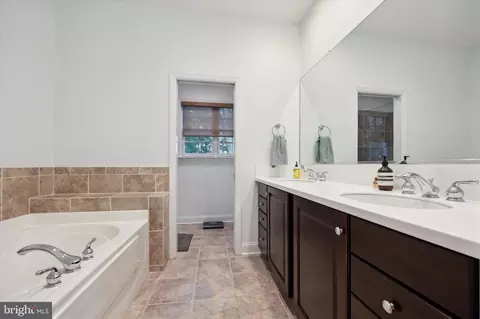 Bath - 1160 Thomas Rd, Wayne, PA 19087 photo 2 of 4