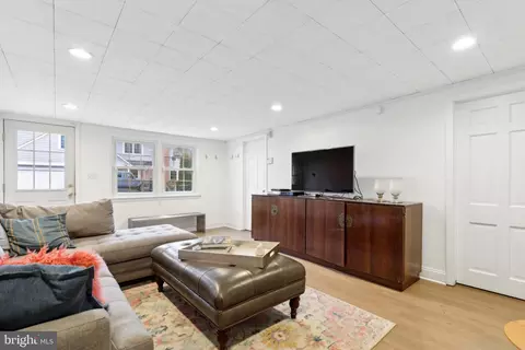 Living - 1160 Thomas Rd, Wayne, PA 19087 photo 6 of 7