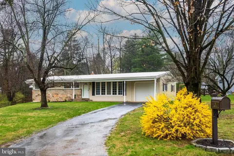 8 Carol Ln, Malvern, PA 19355