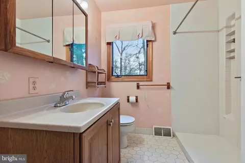 Bath - 671 Davis Ln, Wayne, PA 19087 photo 1 of 2
