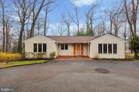 671 Davis Ln, Wayne, PA 19087
