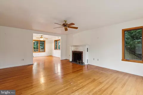 Living - 671 Davis Ln, Wayne, PA 19087 photo 3 of 3