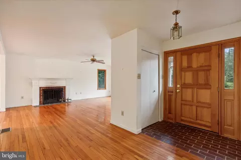 Living - 671 Davis Ln, Wayne, PA 19087 photo 1 of 3
