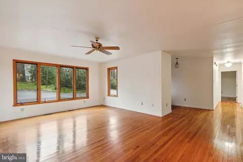 Living - 671 Davis Ln, Wayne, PA 19087 photo 2 of 3