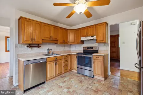 Kitchen - 671 Davis Ln, Wayne, PA 19087 photo 3 of 3