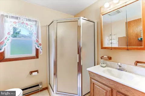 Bath - 4 Longview Rd, Malvern, PA 19355 photo 2 of 2