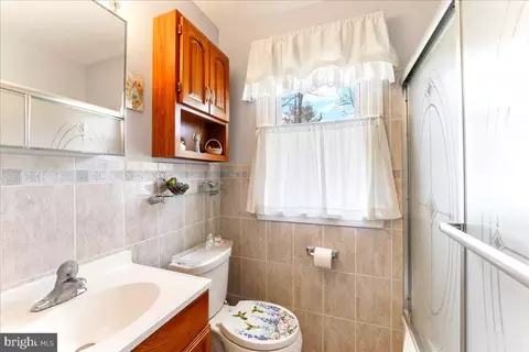 Bath - 4 Longview Rd, Malvern, PA 19355 photo 1 of 2