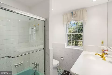 Bath - 175 Beaumont Rd, Devon, PA 19333 photo 6 of 10