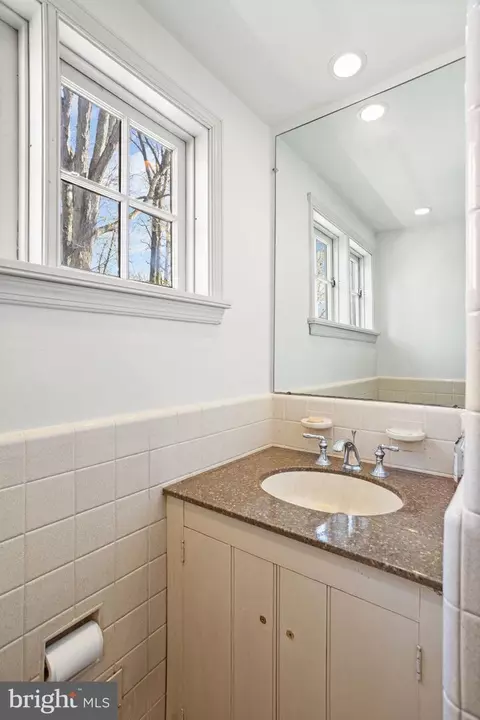 Bath - 175 Beaumont Rd, Devon, PA 19333 photo 9 of 10