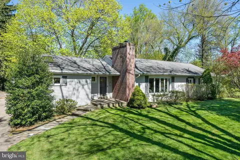377 Red Fox Rd, Wayne, PA 19087
