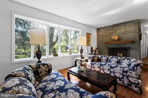 Living - 377 Red Fox Rd, Wayne, PA 19087 photo 2 of 4