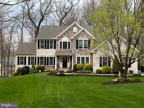 77 Woodland Dr, Honey Brook, PA 19344