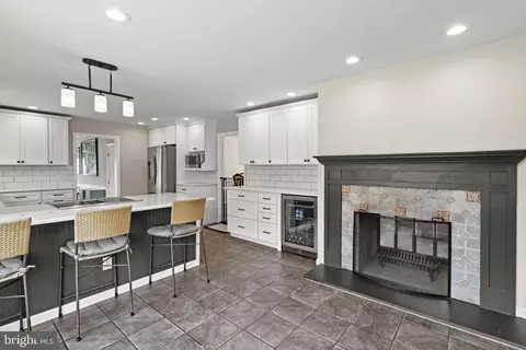 Living - 1259 Thomas Rd, Wayne, PA 19087 photo 3 of 14