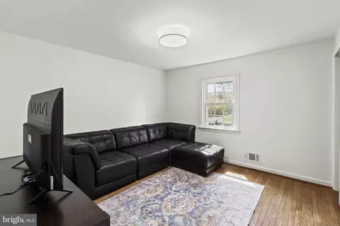Living - 1259 Thomas Rd, Wayne, PA 19087 photo 9 of 14