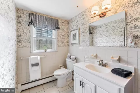 Bath - 430 Heatherwood Ln, Devon, PA 19333 photo 4 of 5