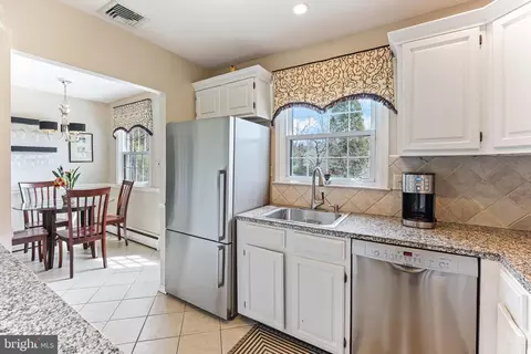 Kitchen - 430 Heatherwood Ln, Devon, PA 19333 photo 2 of 3
