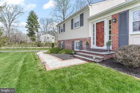 Exterior - 430 Heatherwood Ln, Devon, PA 19333 photo 2 of 6