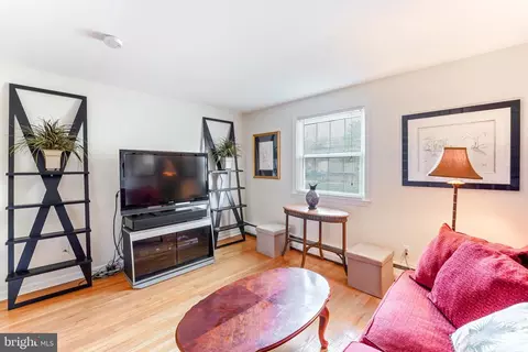 Living - 430 Heatherwood Ln, Devon, PA 19333 photo 9 of 9