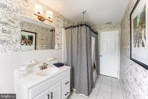 Bath - 430 Heatherwood Ln, Devon, PA 19333 photo 3 of 5