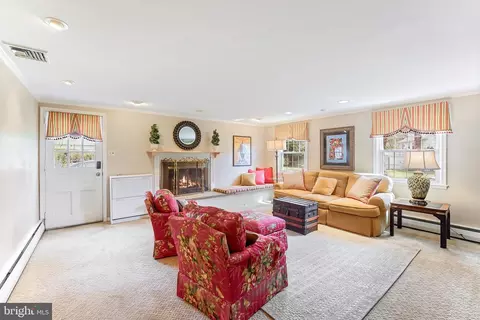 Living - 430 Heatherwood Ln, Devon, PA 19333 photo 5 of 9