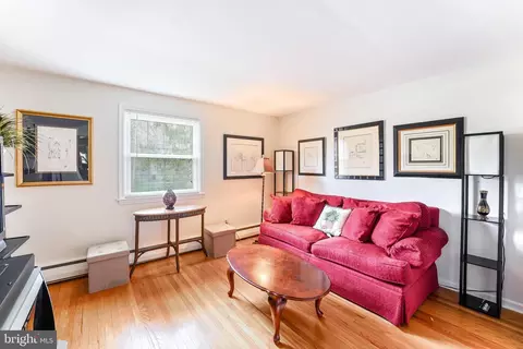Living - 430 Heatherwood Ln, Devon, PA 19333 photo 8 of 9