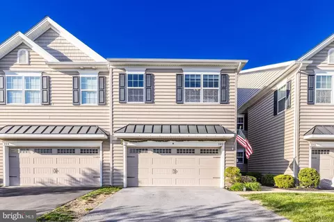 102 New Village Greene Dr, Honey Brook, PA 19344