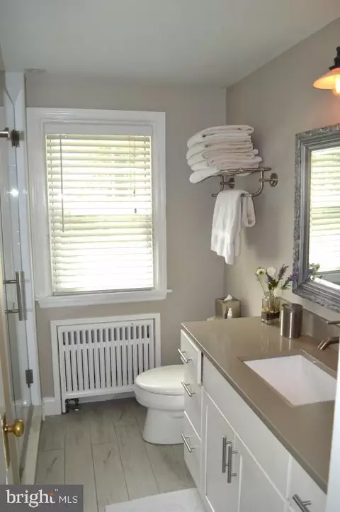 Bath - 206 Dorset Rd, Devon, PA 19333 photo 2 of 2