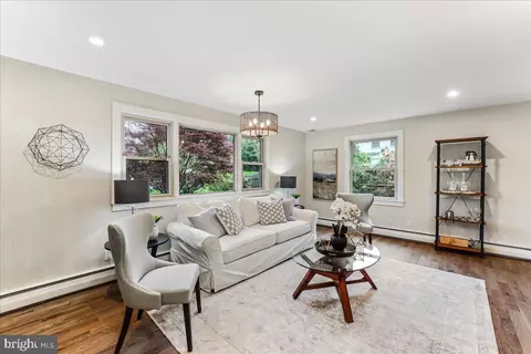 Living - 1027 Townsend Cir, Wayne, PA 19087 photo 2 of 6