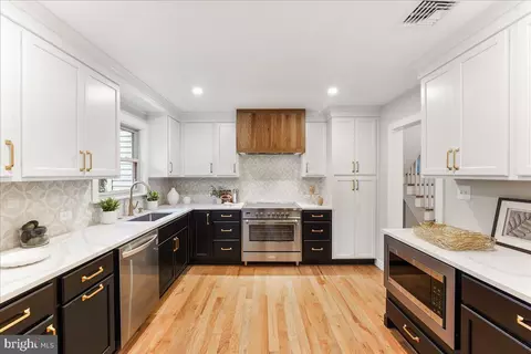 Kitchen - 1027 Townsend Cir, Wayne, PA 19087 photo 4 of 5