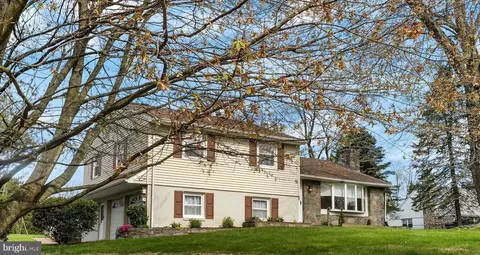 Exterior - 132 Hillside Rd, Wayne, PA 19087 photo 3 of 13