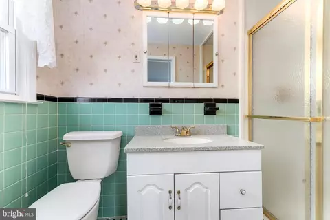 Bath - 132 Hillside Rd, Wayne, PA 19087 photo 1 of 3