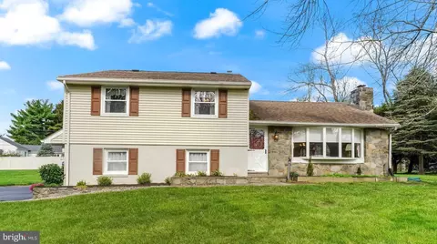 Exterior - 132 Hillside Rd, Wayne, PA 19087 photo 2 of 13
