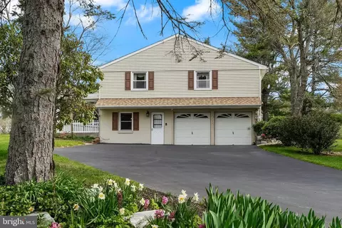 Exterior - 132 Hillside Rd, Wayne, PA 19087 photo 4 of 13