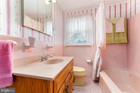 Bath - 132 Hillside Rd, Wayne, PA 19087 photo 2 of 3