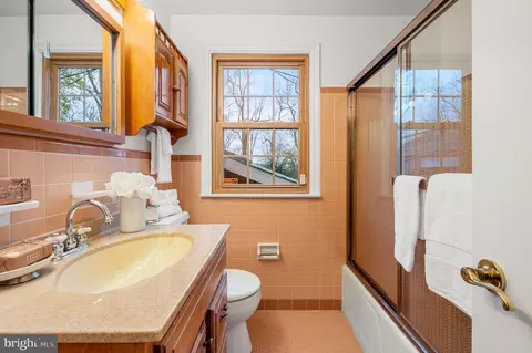 Bath - 371 Devonshire Rd, Devon, PA 19333 photo 3 of 3