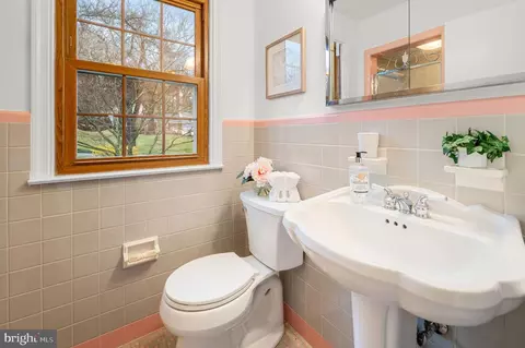 Bath - 371 Devonshire Rd, Devon, PA 19333 photo 2 of 3