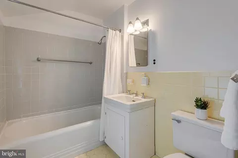 Bath - 550 Dorset Rd, Devon, PA 19333 photo 2 of 4