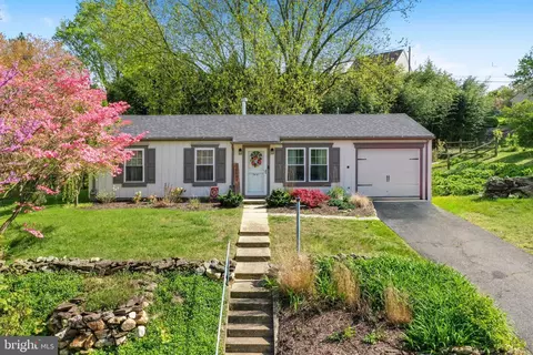 16 Chartwell Rd, West Grove, PA 19390