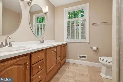 Bath - 660 Twin Bridge Dr, Wayne, PA 19087 photo 3 of 4