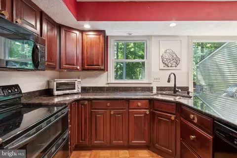 Kitchen - 660 Twin Bridge Dr, Wayne, PA 19087 photo 2 of 4