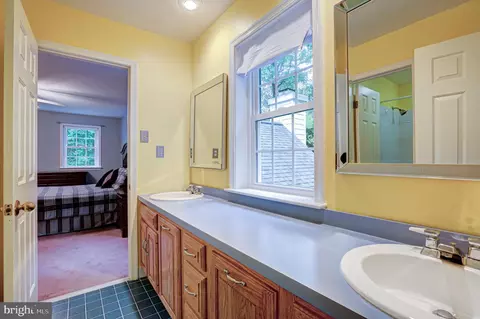 Bath - 30 Sapling Dr, Kennett Square, PA 19348 photo 4 of 5