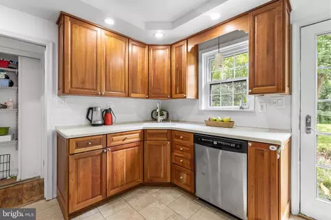 Kitchen - 414 W Valley Rd, Wayne, PA 19087 photo 3 of 4