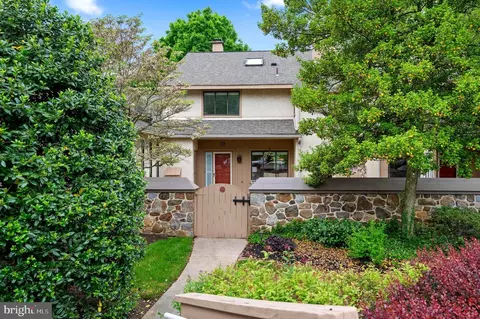 12 Sugar Knoll Dr, Devon, PA 19333