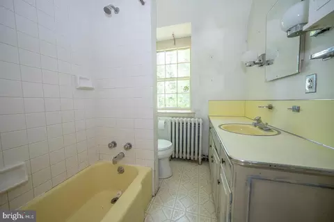 Bath - 602 Old Eagle School Rd, Wayne, PA 19087 photo 9 of 9