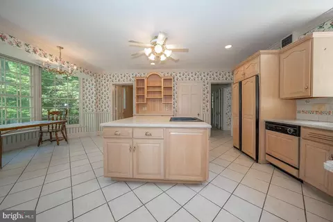 Kitchen - 602 Old Eagle School Rd, Wayne, PA 19087 photo 1 of 4