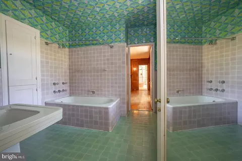 Bath - 602 Old Eagle School Rd, Wayne, PA 19087 photo 5 of 9