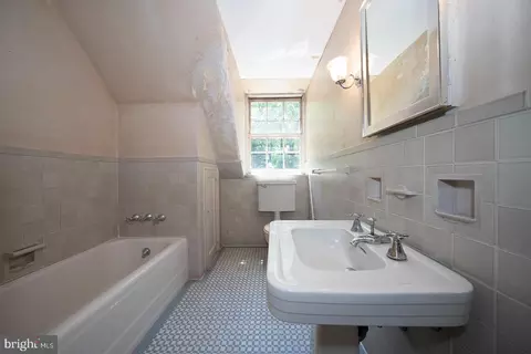 Bath - 602 Old Eagle School Rd, Wayne, PA 19087 photo 7 of 9