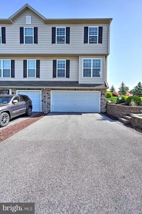 118 Lukens Mill Dr, Coatesville, PA 19320